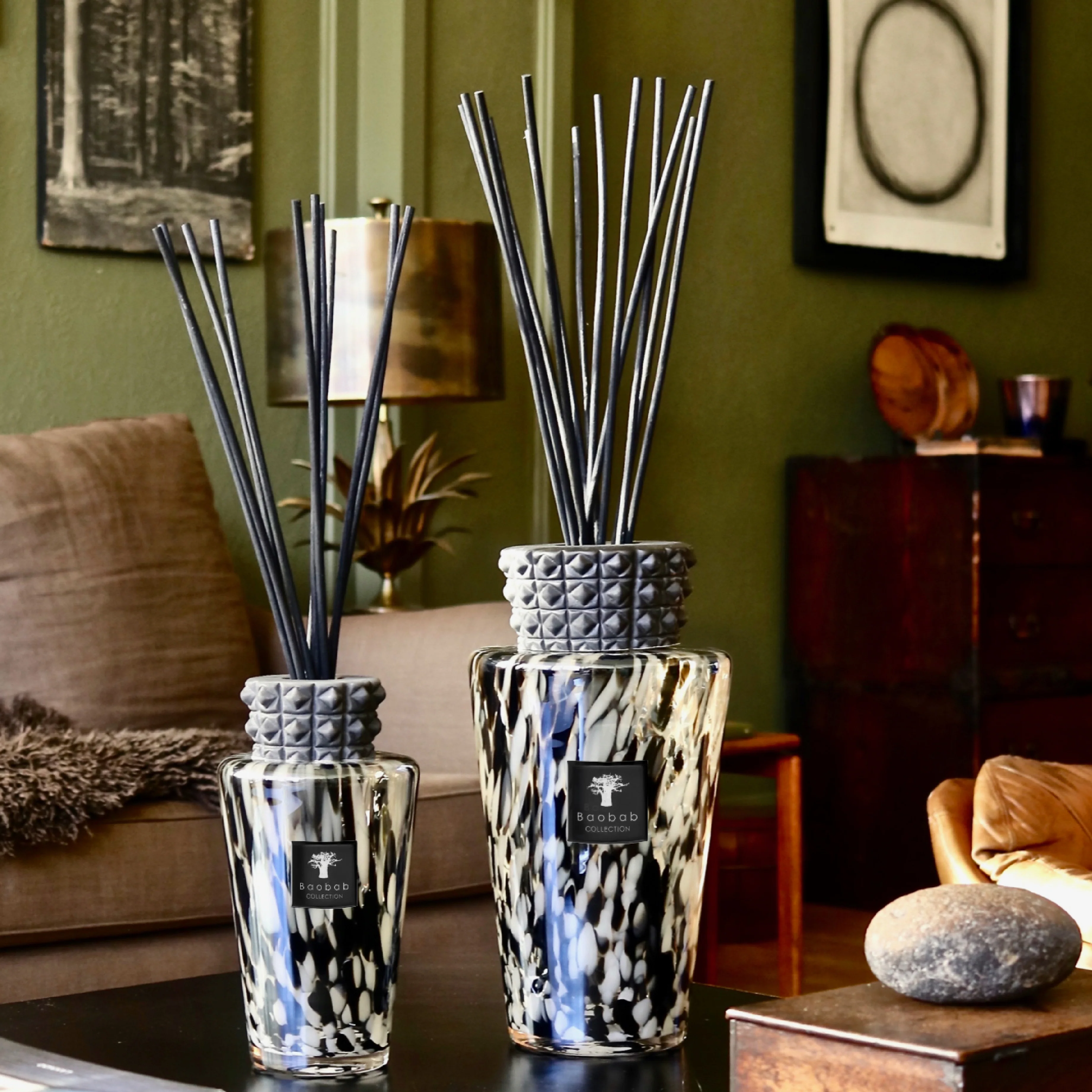 Black Pearls Totem Reed Diffuser | Ginger, Rose & Grapefruit | 2L - Image 2