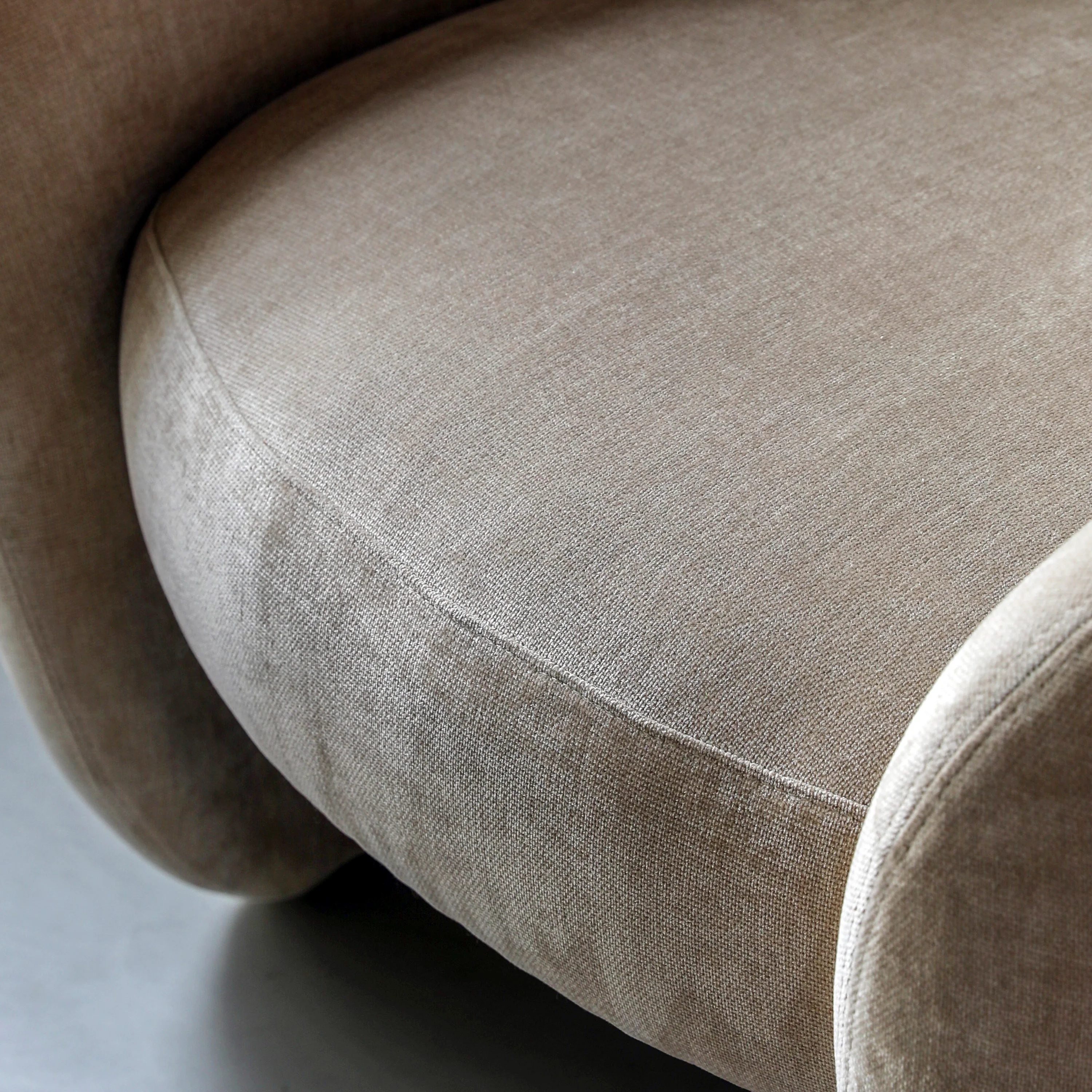 Curvo Retro Armchair | Cream - Image 4