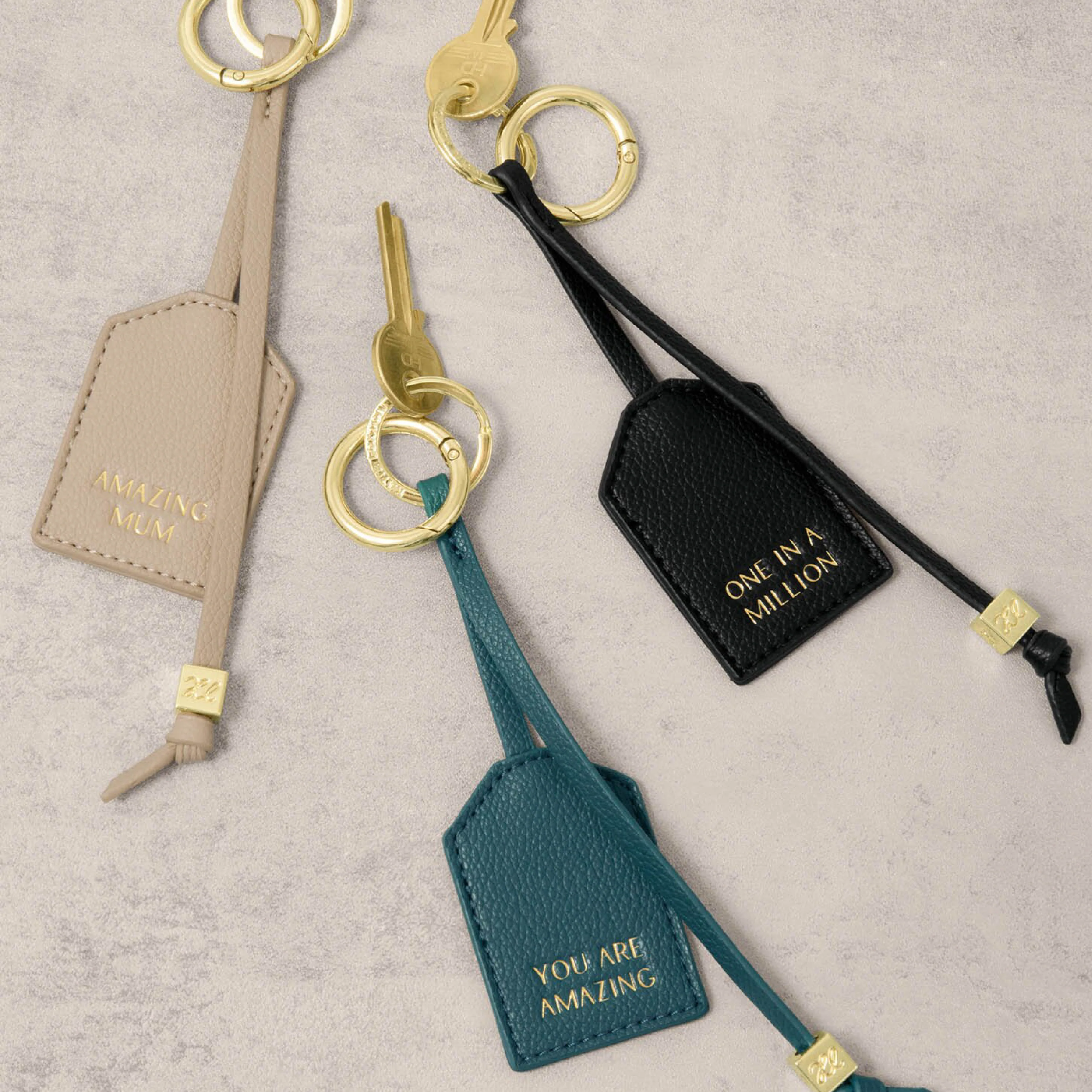 'Amazing Mum' Sentiment Tag Keyring | Light Taupe - Image 5