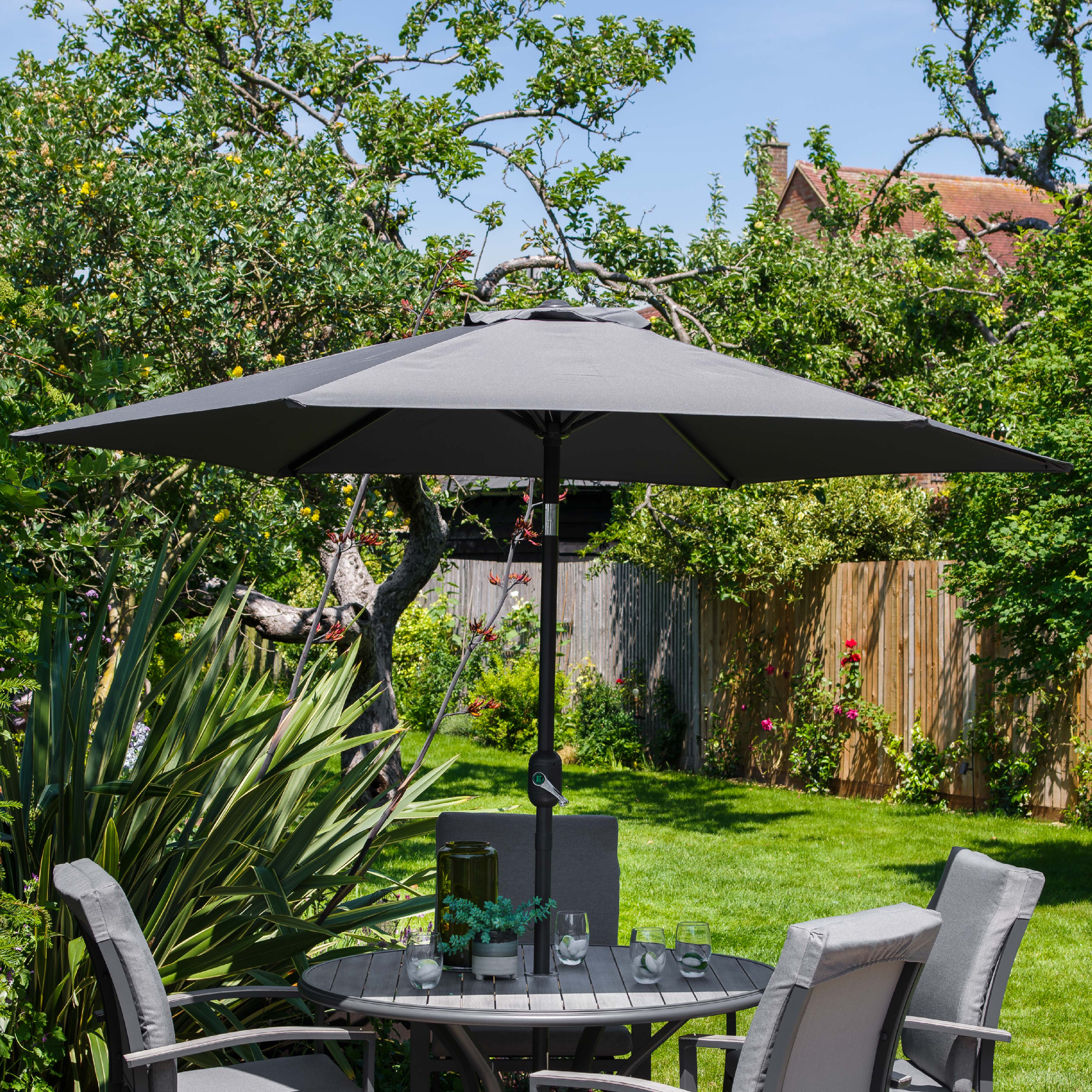 Turin Outdoor Crank & Tilt Parasol | 2.5m - Image 2