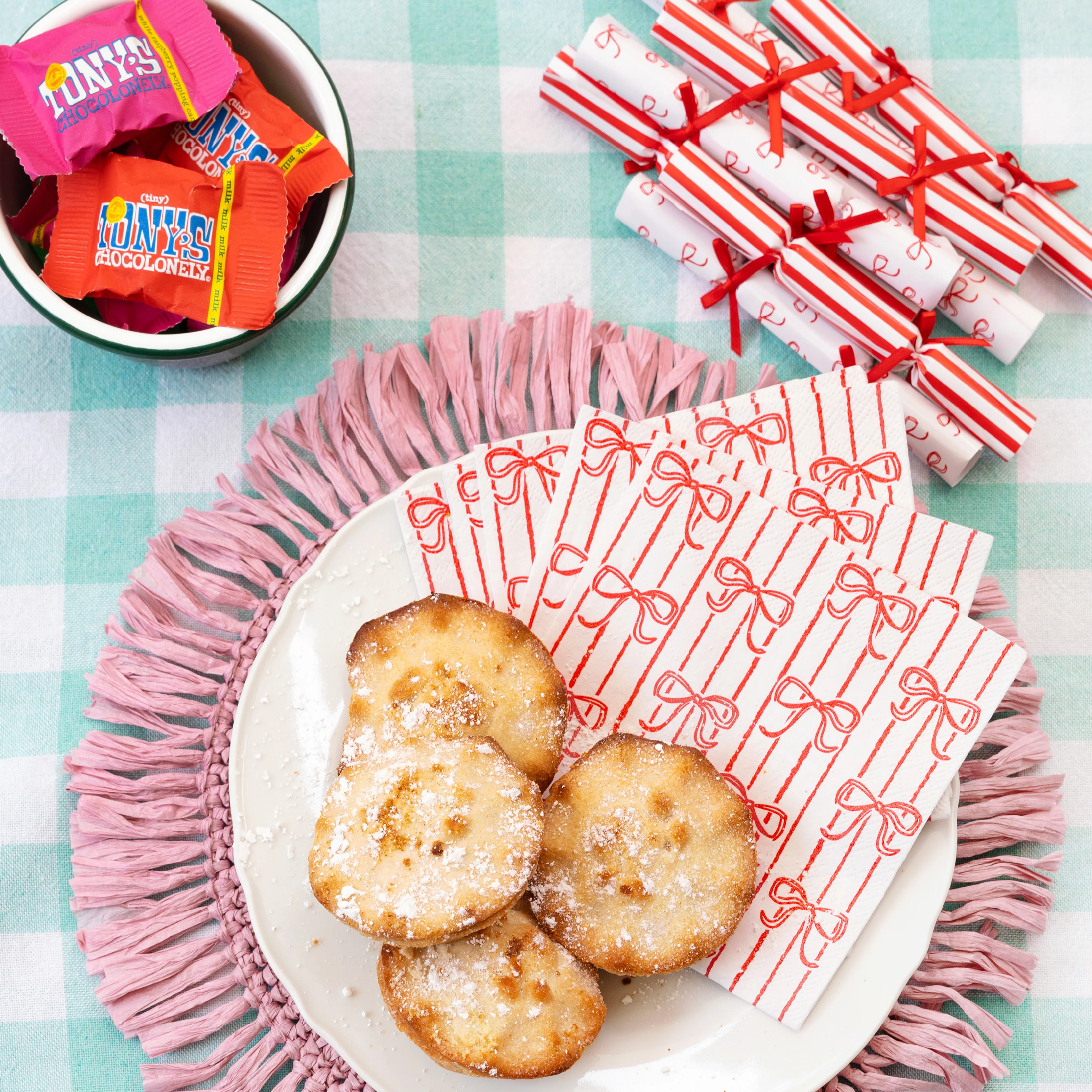 Mini Festive Bow Saucer Crackers | Red & White | Set of 8 - Image 2